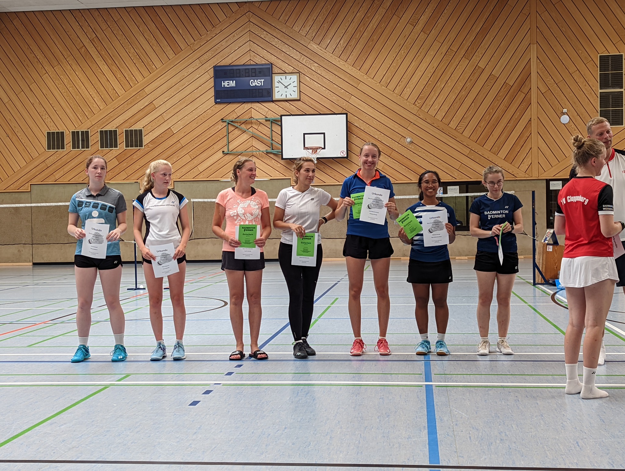 Teilnehmerinnen einer Badminton-Siegerehrung in der Sporthalle