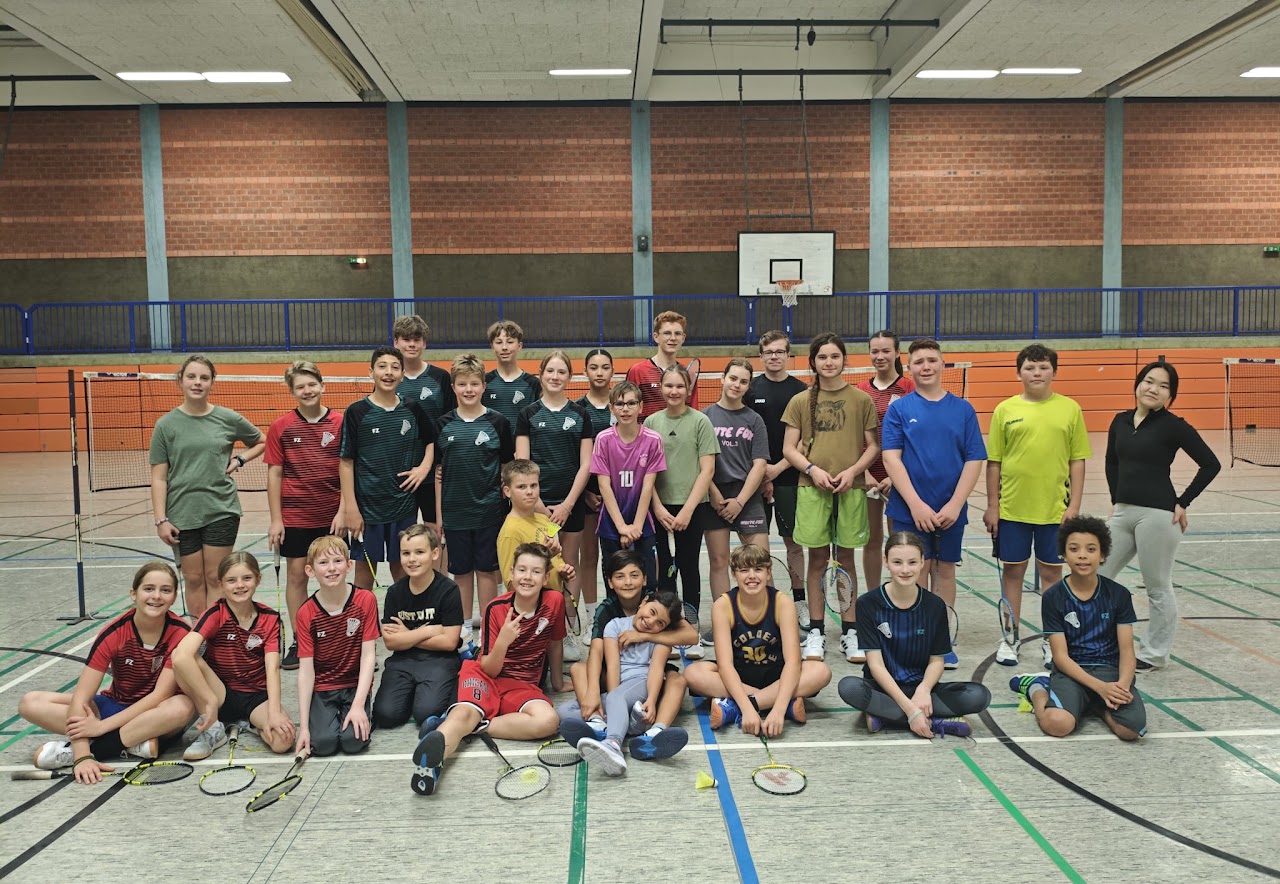 Jugendliche und Trainerinnen und Trainer des BV Varel in der Sporthalle